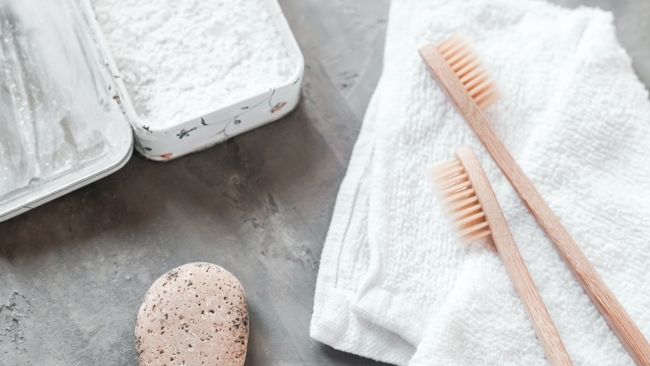 Brosses à dents en bambou et savon posés sur une serviette blanche