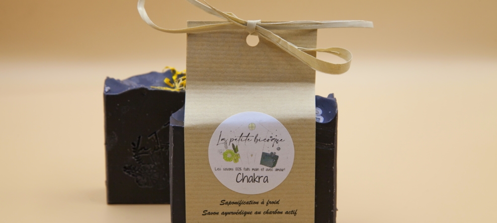 Savon Chakra emballé dans son étui kraft noué d'un ruban