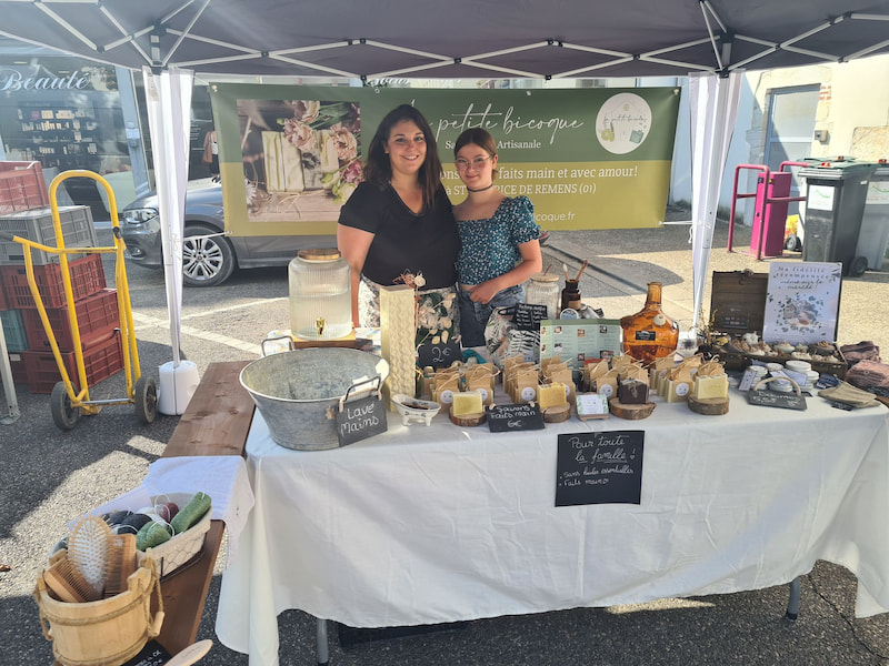 Elodie et Nina sur le marché d'Ambérieu-en-bugey